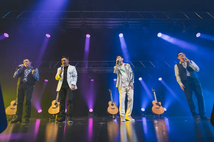 施孝榮(左二)率領殷正洋(右二)、王瑞瑜(右)與李明德開唱。上行詩音樂提供