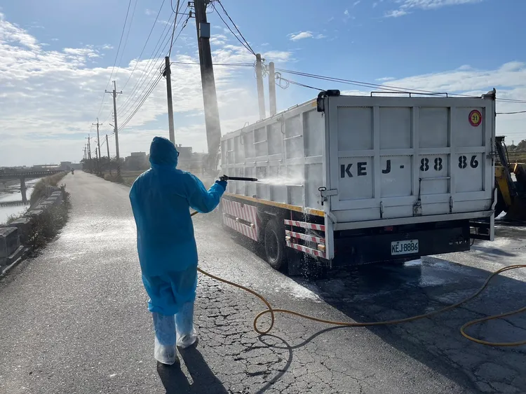 防疫人員展開消毒。動防所提供