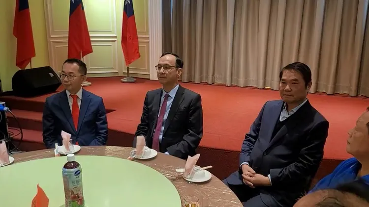 鍾東錦坐在朱立倫的左手邊。民眾提供