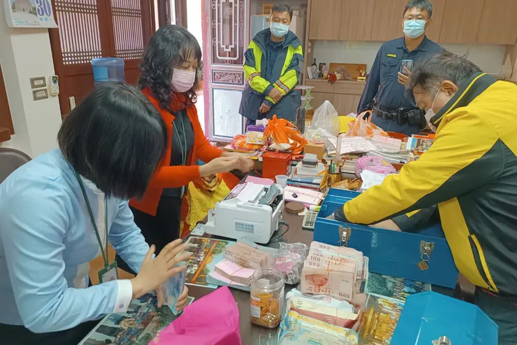 銀行加派人手至廟內點鈔。警方提供