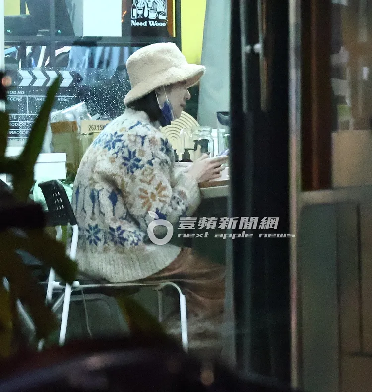 張景嵐仔細聆聽攝影師對拍攝的想法。特勤中心攝