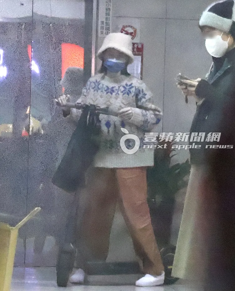 張景嵐（左）將隨身物品袋掛在電動滑板車上。特勤中心攝