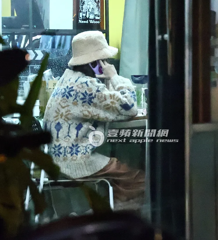 張景嵐忙碌的講電話。特勤中心攝