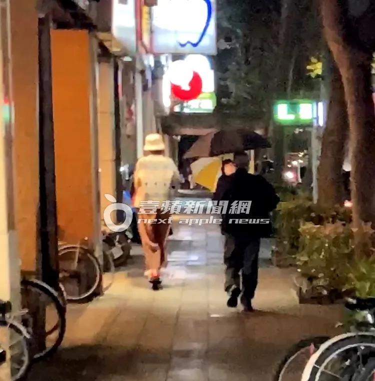 張景嵐違規騎電動滑板車在路上的背影。特勤中心攝