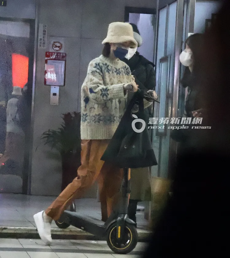 張景嵐把電動滑板車牽到人行道上。特勤中心攝