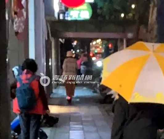 記者在後面追著張景嵐的背影跑。特勤中心攝