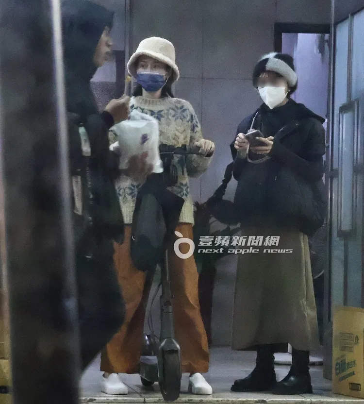 張景嵐（中）等女助理叫好車，才要騎電動滑板車出發。特勤中心攝