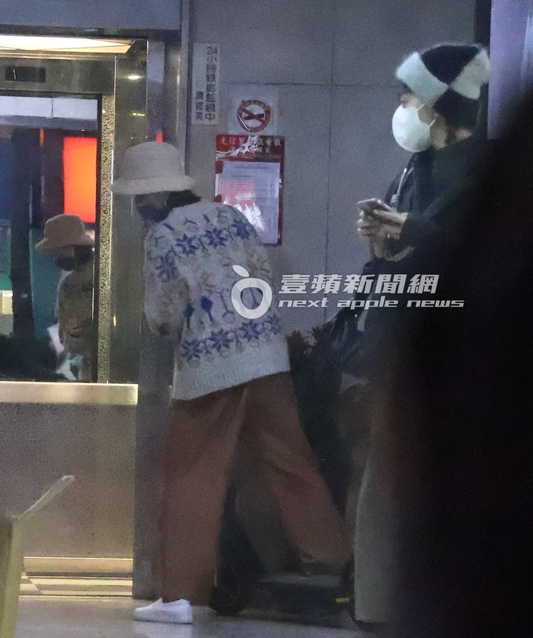 張景嵐（左）從電梯牽出電動滑板車，準備滑行出發。特勤中心攝