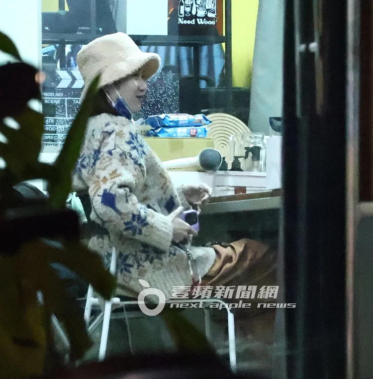 張景嵐和工作人員聊天，露出微笑。特勤中心攝