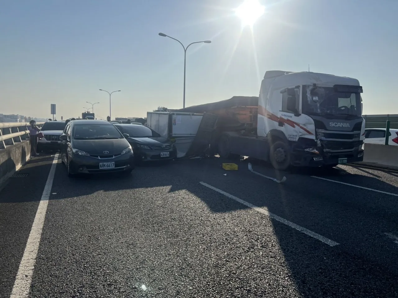 19日台74現發生連環車禍。取自記者爆料網