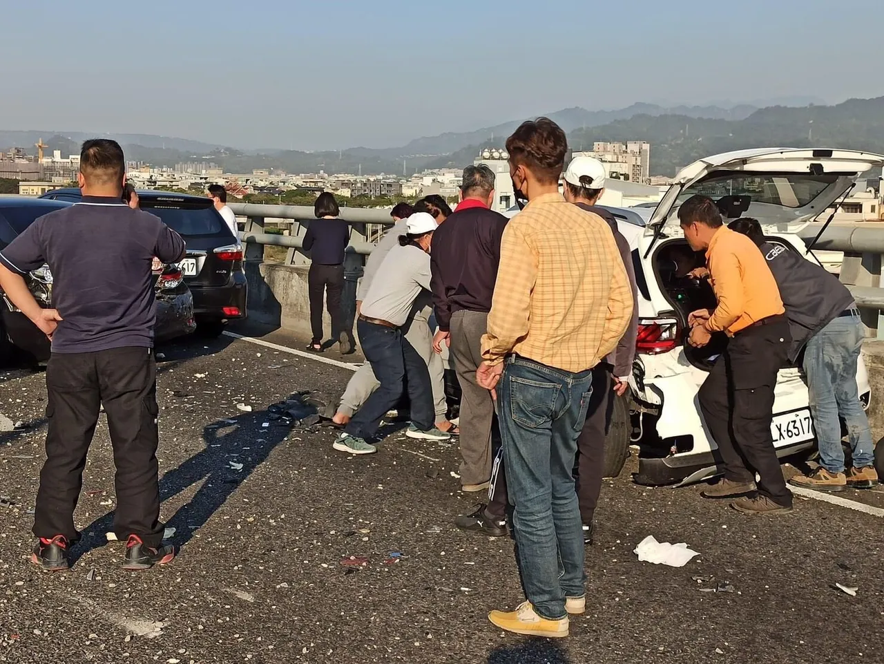 19日台74現發生連環車禍。取自記者爆料網