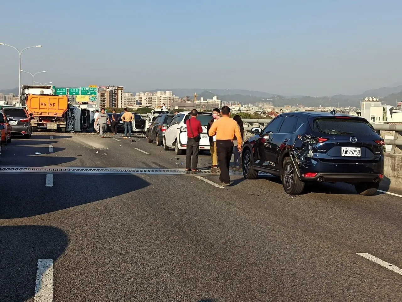 19日台74現發生連環車禍。取自記者爆料網