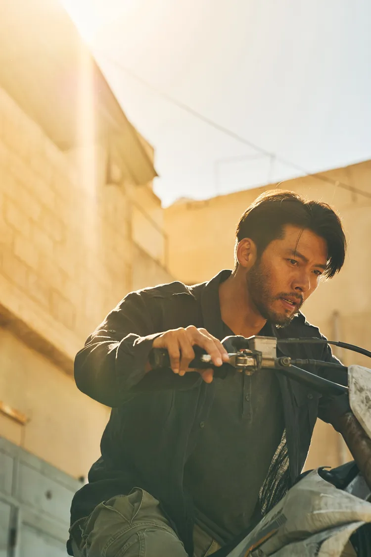 玄彬戲裡騎重機在沙漠追逐，當地熱到發不動車。車庫娛樂提供