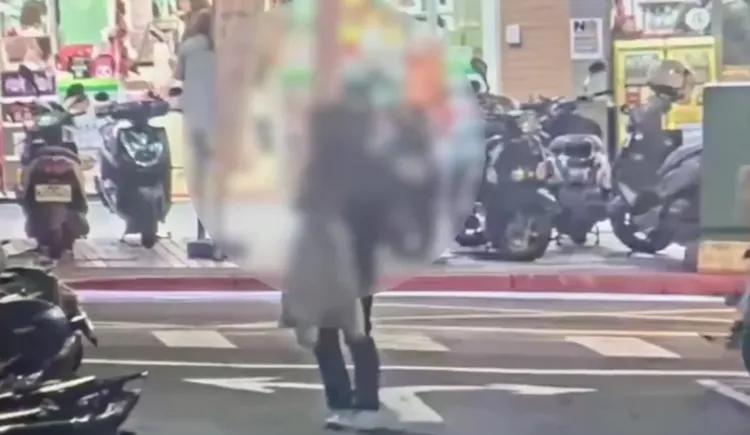 警方發現2名男子形跡可疑。翻攝畫面