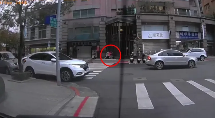 黃男連續對鄭童母子施暴。翻攝畫面