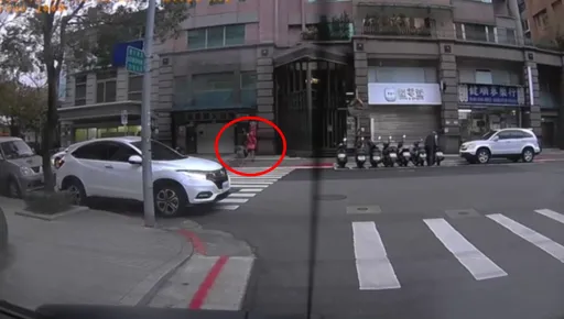 北市男童走路被擦撞　竟遭他推倒狂踹！母狂奔制止也被毆傷