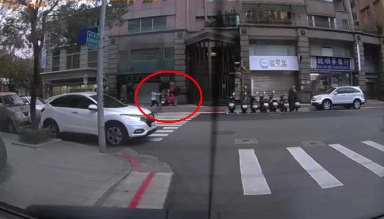 鄭童母親飛奔制止黃男對兒子施暴。翻攝畫面