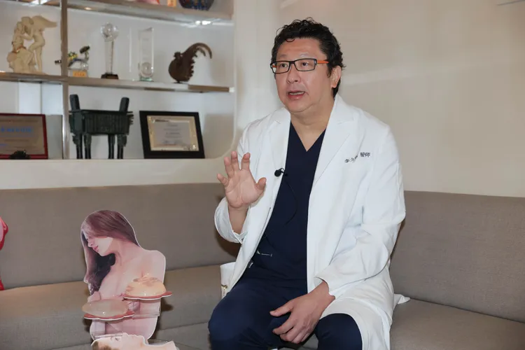 李久恆說，隆乳病人有6成是缺乏自信的年輕女性。彭欣偉攝