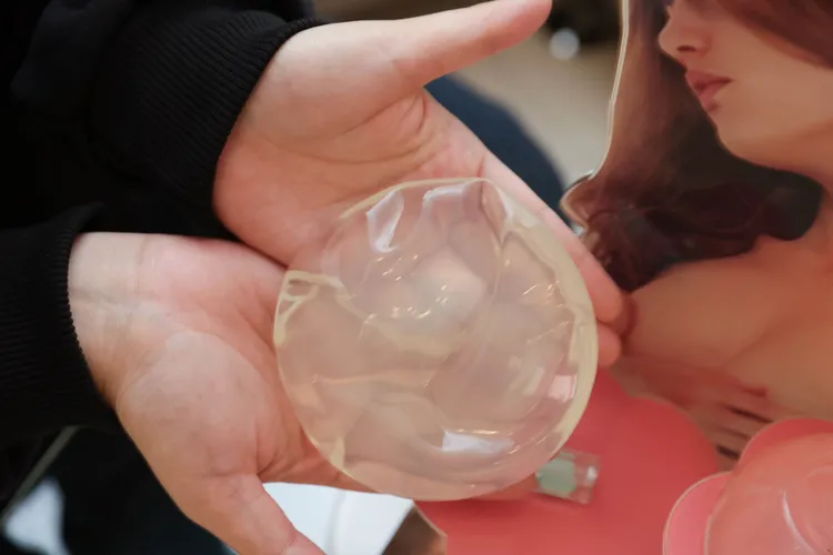 李久恆說，術後每天花3至5分鐘按摩即可。彭欣偉攝