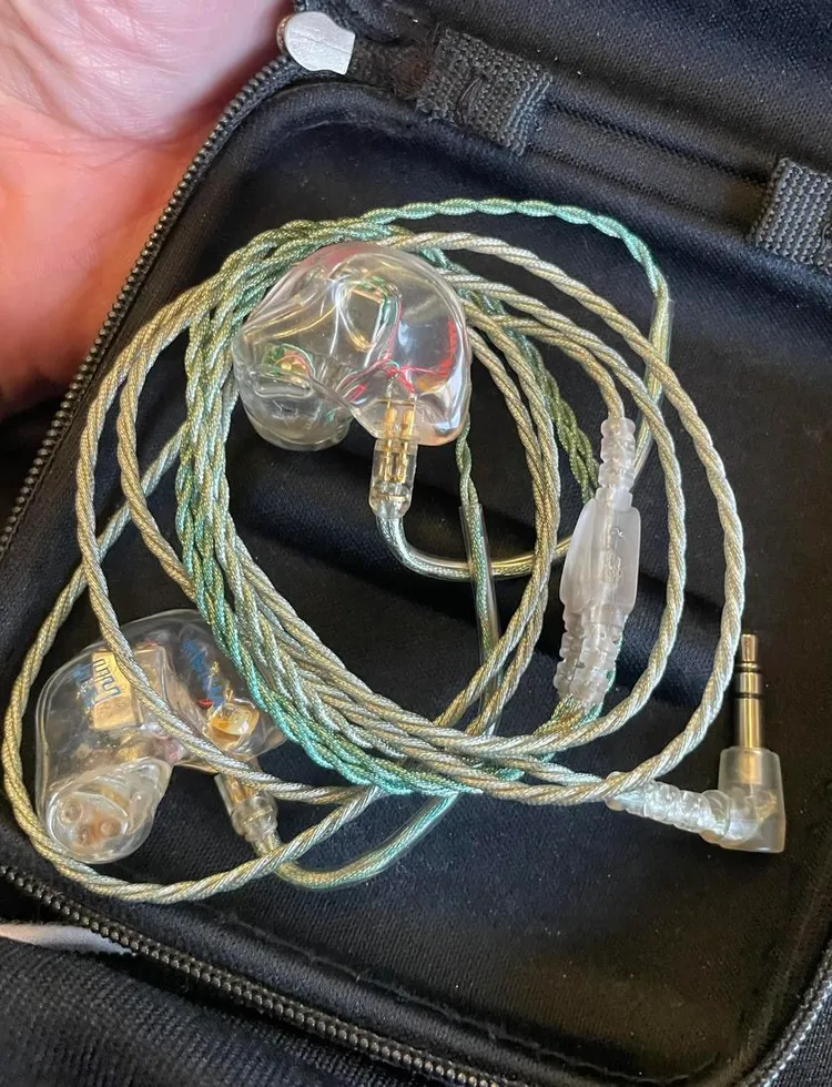 許富凱耳機。翻攝臉書「許富凱 Henry Hsu」