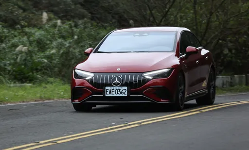 壹蘋試駕｜Mercedes-AMG EQE43高性能電動轎跑　聲光效果絕佳的時空穿越機