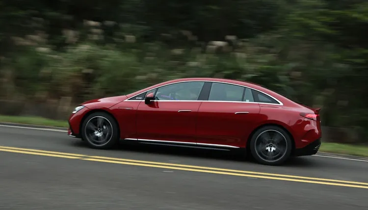 當今的電動車都不慢，特別強調性能的EQE43卻呈現一種相當科幻的神奇味道。翁玉信攝