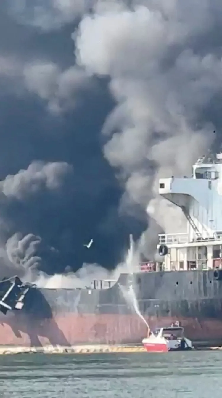 油輪爆炸現場灌救中。路透社