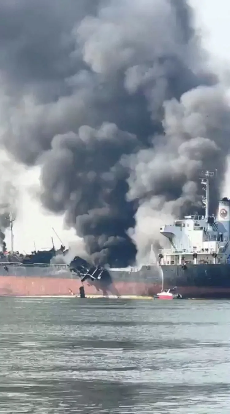 爆炸現場竄出濃濃黑霧。路透社