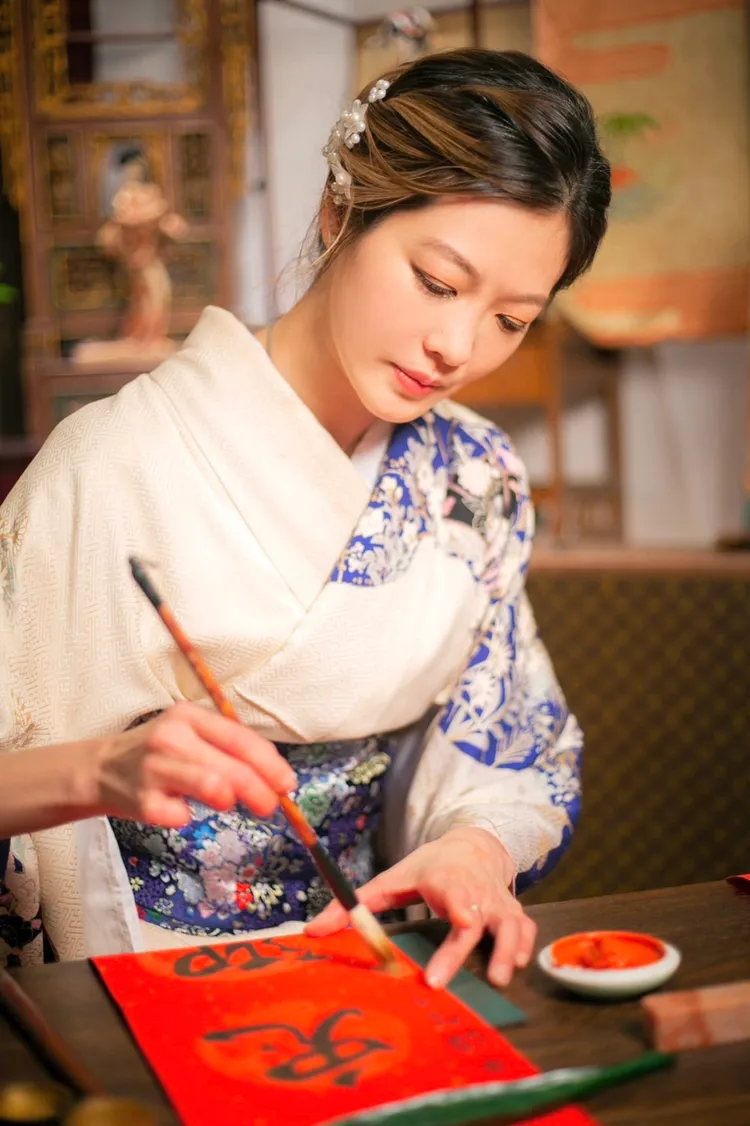 姚采穎穿和服寫書法頗具異國情調。花花提供