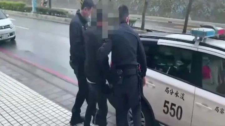 警方將逃逸移工解送專勤隊。淡水警分局提供