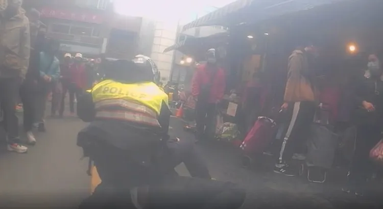 石姓警員飛撲將逃逸移工壓制。淡水警分局提供