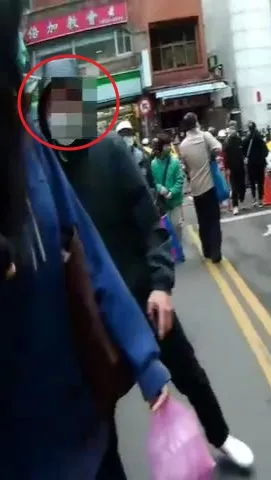 警員發現行跡鬼祟的范姓男子(紅圈處)。淡水警分局提供