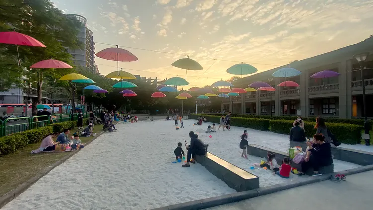 一進園區左右兩旁就有兩大片的潔白沙池，天氣好時是親子一起玩耍的好地點。莊淇鈞攝