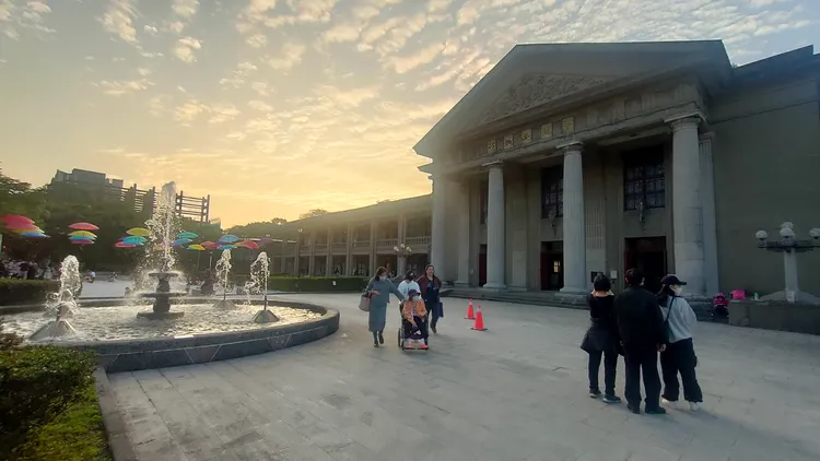 主建築體「中正堂」以新古典主義的山頭與列柱為顯著地標，可以漫步小白石子上欣賞噴泉。莊淇鈞攝