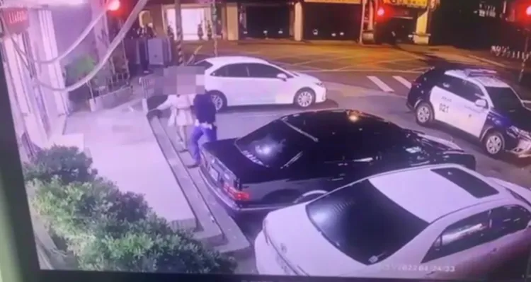 外籍人士被警方帶至派出所。翻攝畫面
