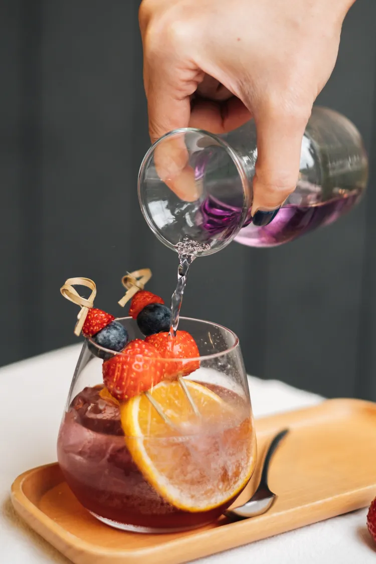 也有草莓飲品，像是「繽紛草莓氣泡」，還結合紫玫瑰蝶豆花氣泡水。業者提供