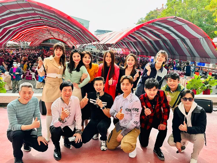 包偉銘（前排左三起）、包庭政和劉依純（後排右三）等人出席寒冬送暖活動，氣氛歡樂。翰森娛樂提供