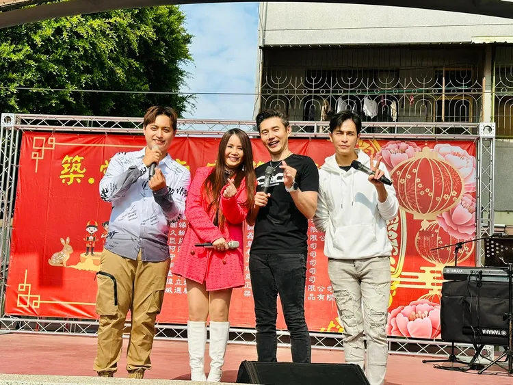 包庭政（左起）、劉依純、包偉銘、Gino台上說學逗唱，逗樂觀眾。翰森娛樂提供