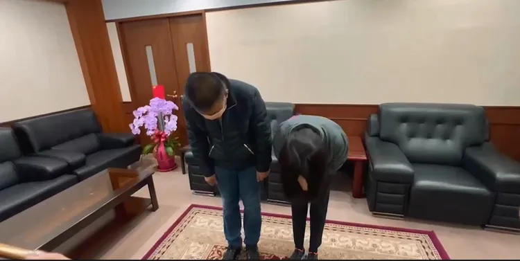 兩人深深鞠躬感謝各界關心。劉榮輝攝