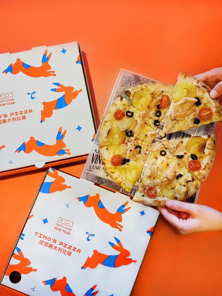 「紅紅火火」火烤夏威夷比薩，以橙柚醬、鳳梨片、小番茄，搭配嫩燻雞肉。業者提供