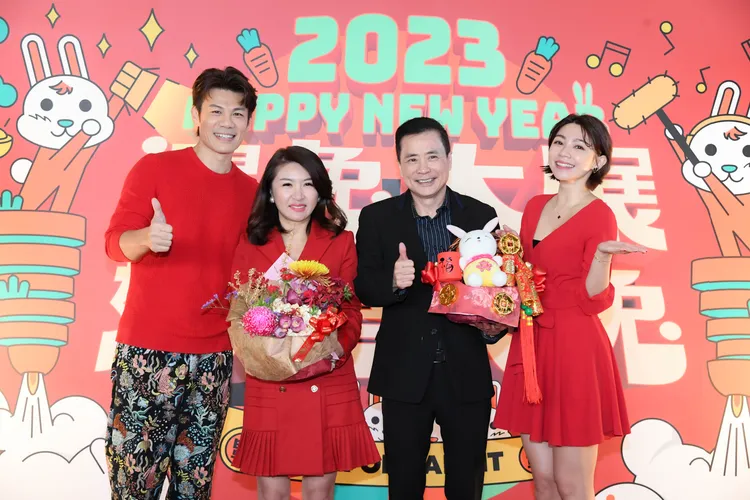 陳志強（左）和曾智希（右）送上開工賀禮給長官。三立提供