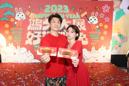 陳志強丈母娘急抱孫 牽曾智希寒風中摸500尊羅漢拚兔寶