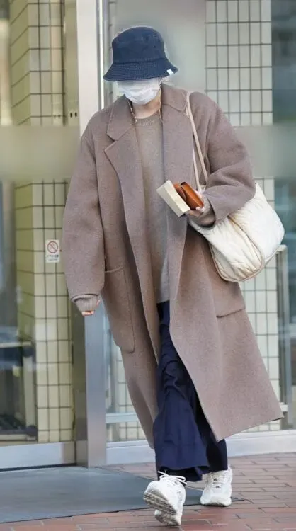 新垣結衣本月被拍到出門購物，打扮輕鬆休閒。翻攝《女性SEVEN》