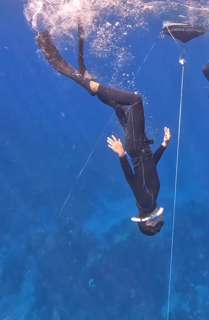 牧森練習自由潛水技巧。周子娛樂提供