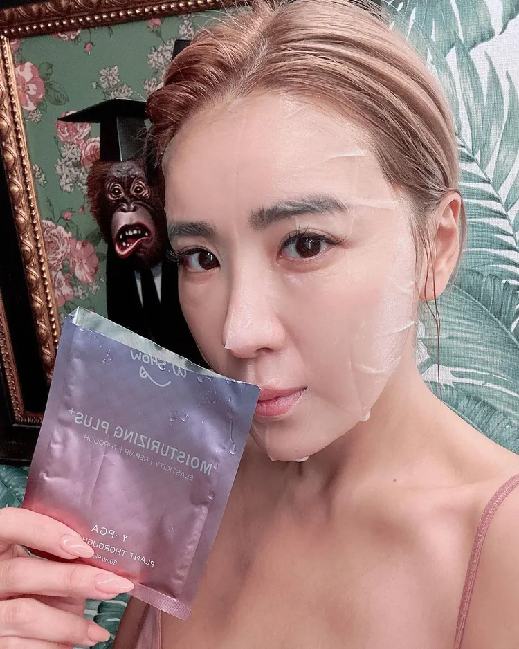 敷面膜是小禎每日必備的保養儀式。翻攝karenhu1984