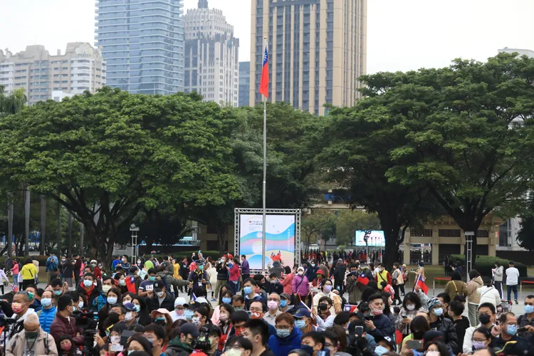 元旦升旗發放5000張紀念一卡通，民眾一大早就湧入排隊等候。市府提供