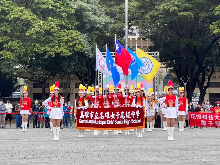 升旗典禮由高雄女中樂儀隊開場。市府提供