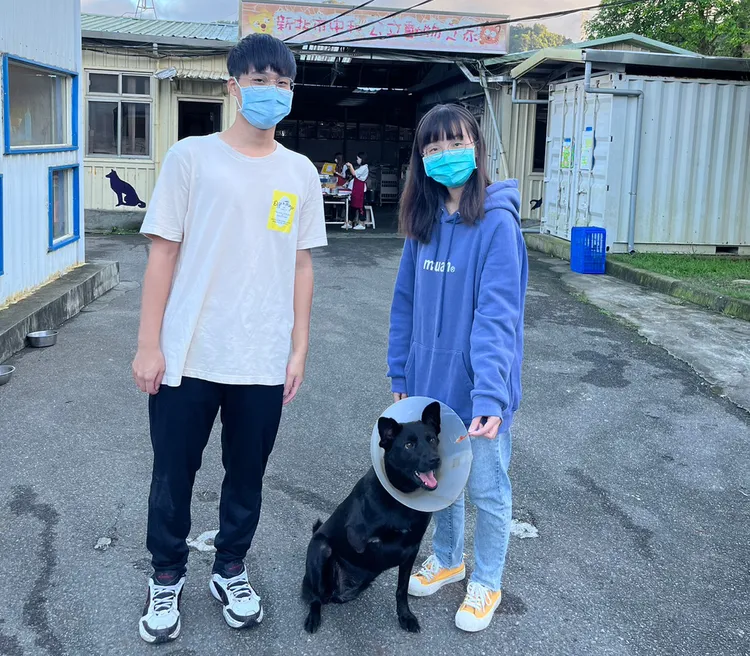 動物之家志工服務時最喜歡和「黑妹」合照。新北市府提供