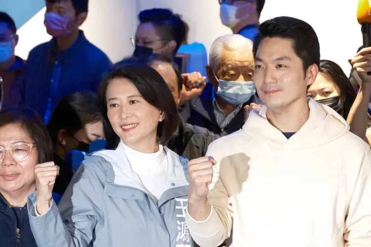 蔣萬安恭賀王鴻薇當選。陳志淵攝