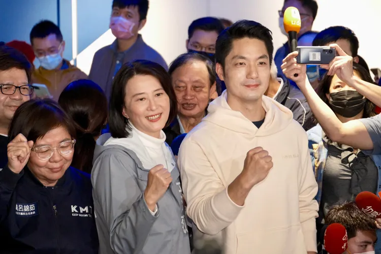 蔣萬安恭賀王鴻薇當選。陳志淵攝